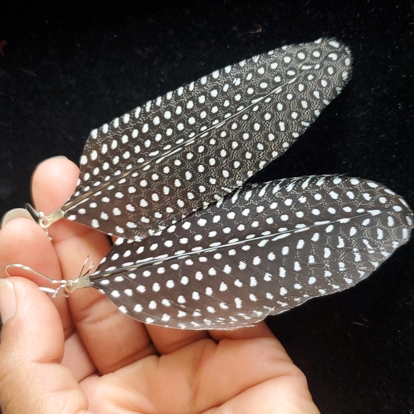 Small Size Feather 🪶 Earrings. - Picture 1 of 8